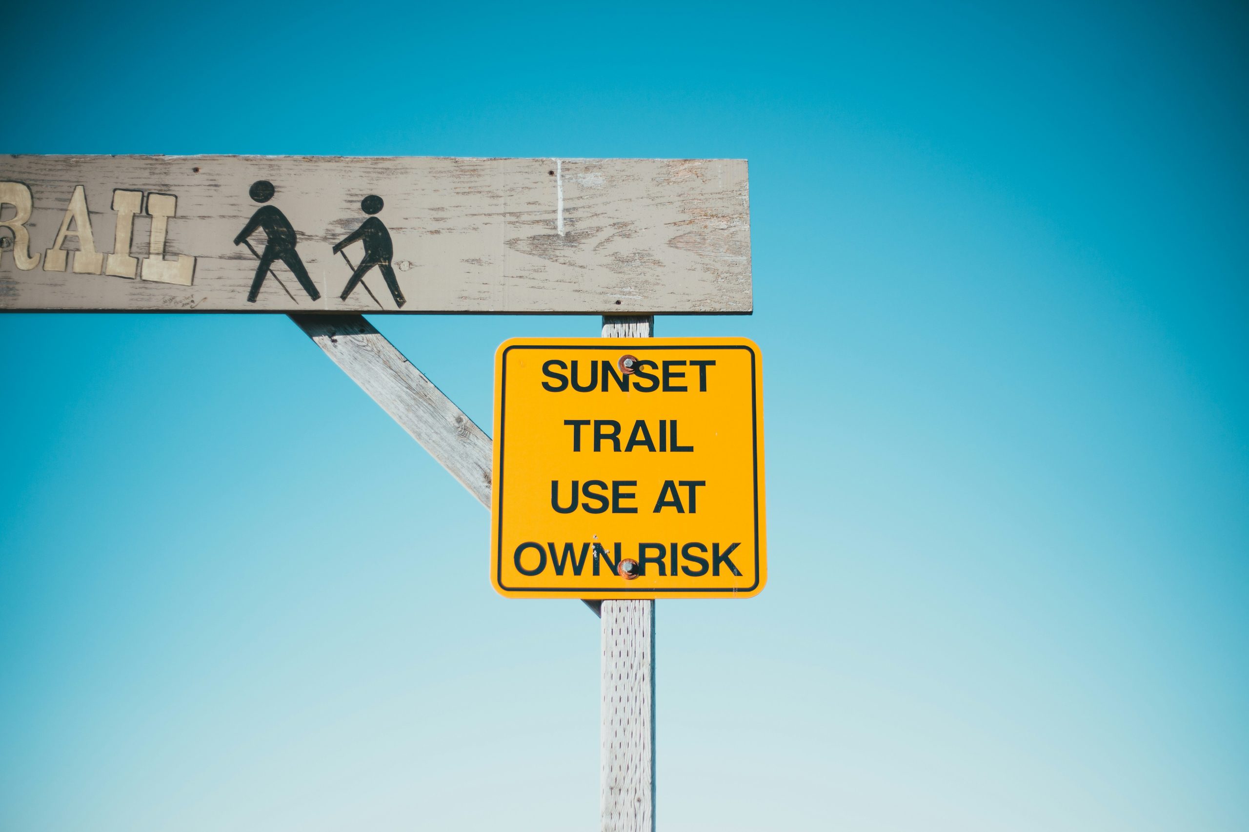 Comparing the risks of fixed lot sizes versus equity-to-equity models in copy trading for small balance investors.