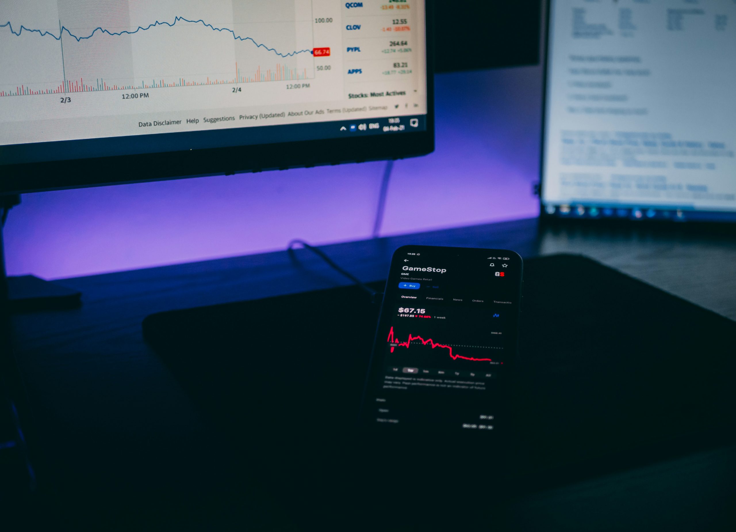 Dual Chart Trading Setup Professional trading setup with dual monitors displaying cTrader charts for Gold and WTI, highlighting correlation analysis.