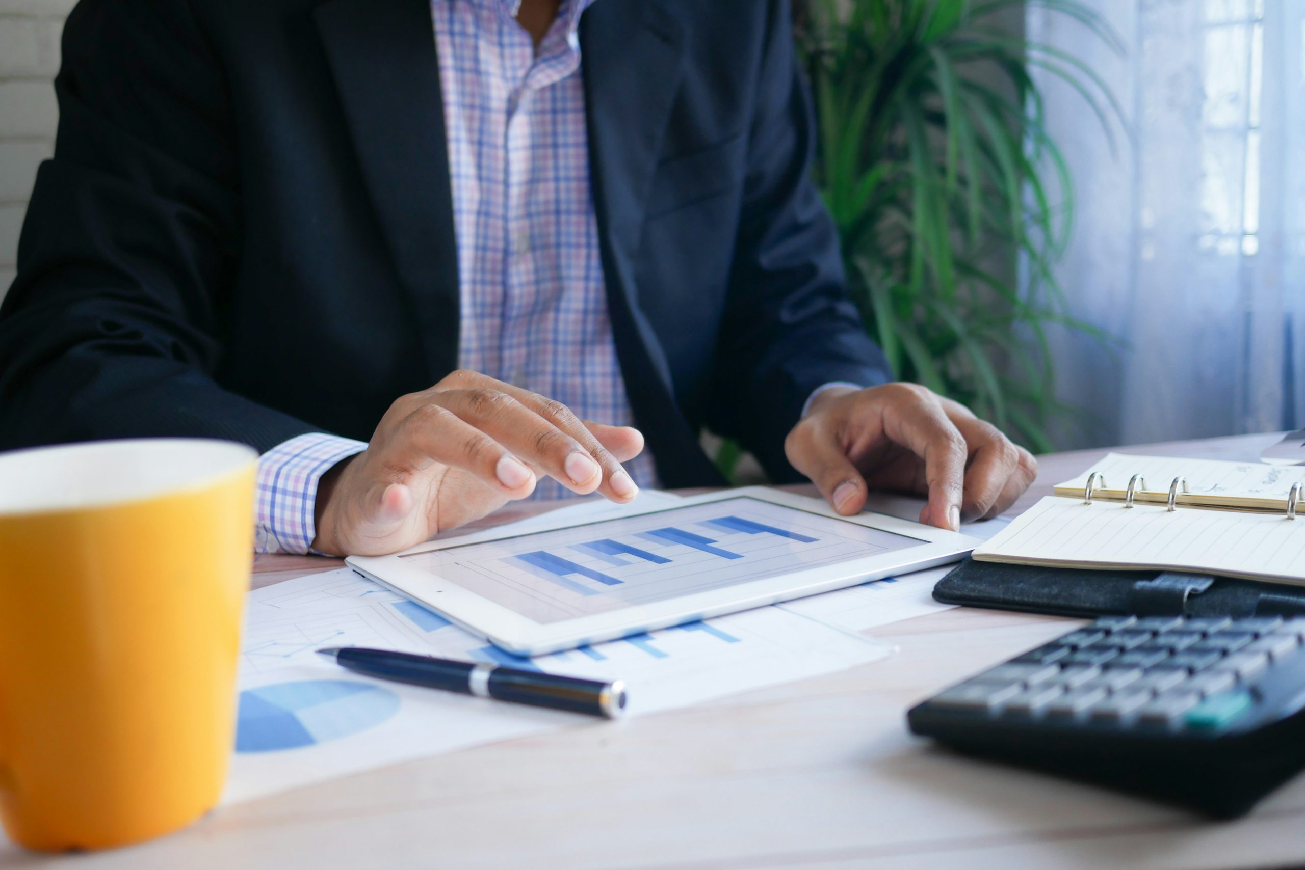 A fund manager reviewing financial charts and data on a computer, symbolizing the mechanics of a PAMM account where a master account manages pooled capital.