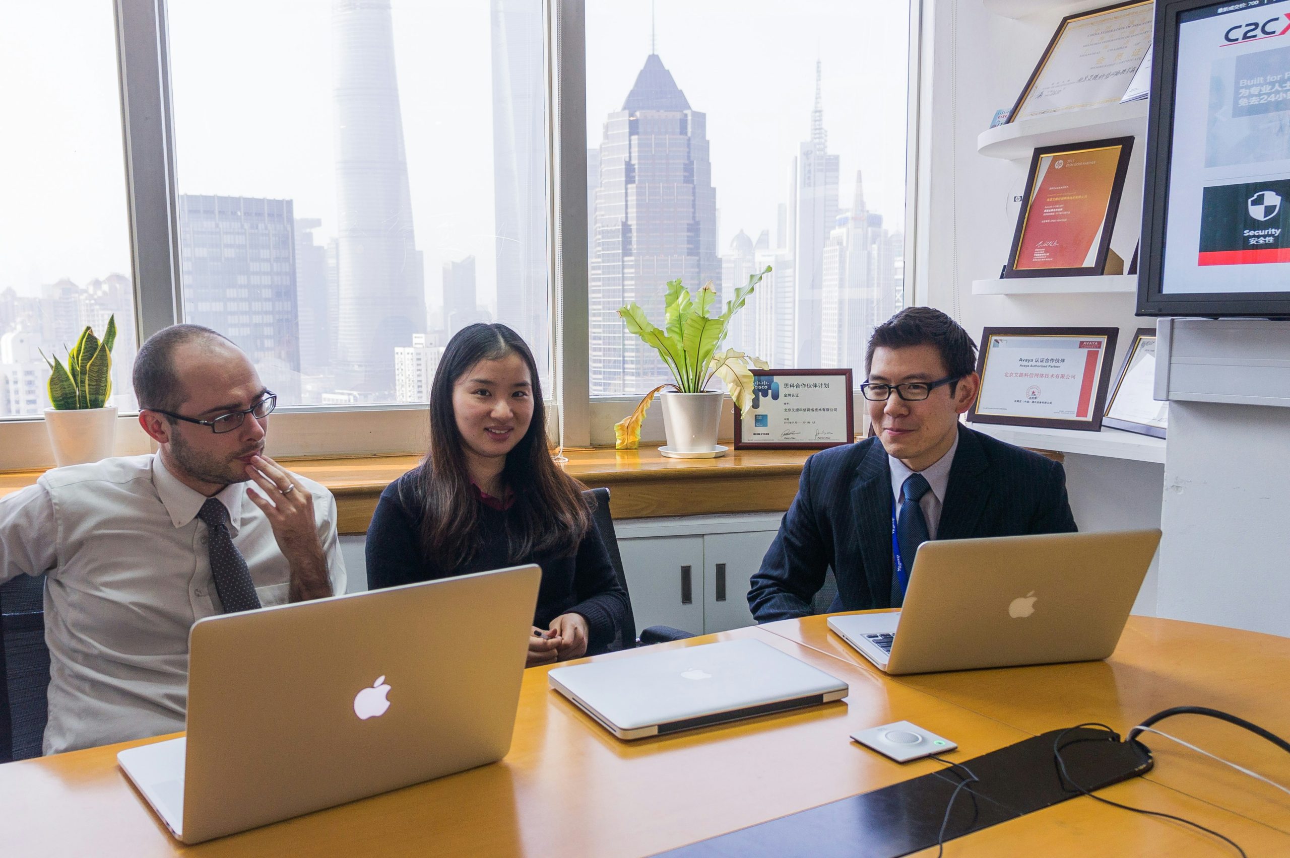 IB Trader Opportunity Professionals working in a dynamic trading environment, symbolizing the opportunities for Introducing Brokers and Master Traders in volatile markets.