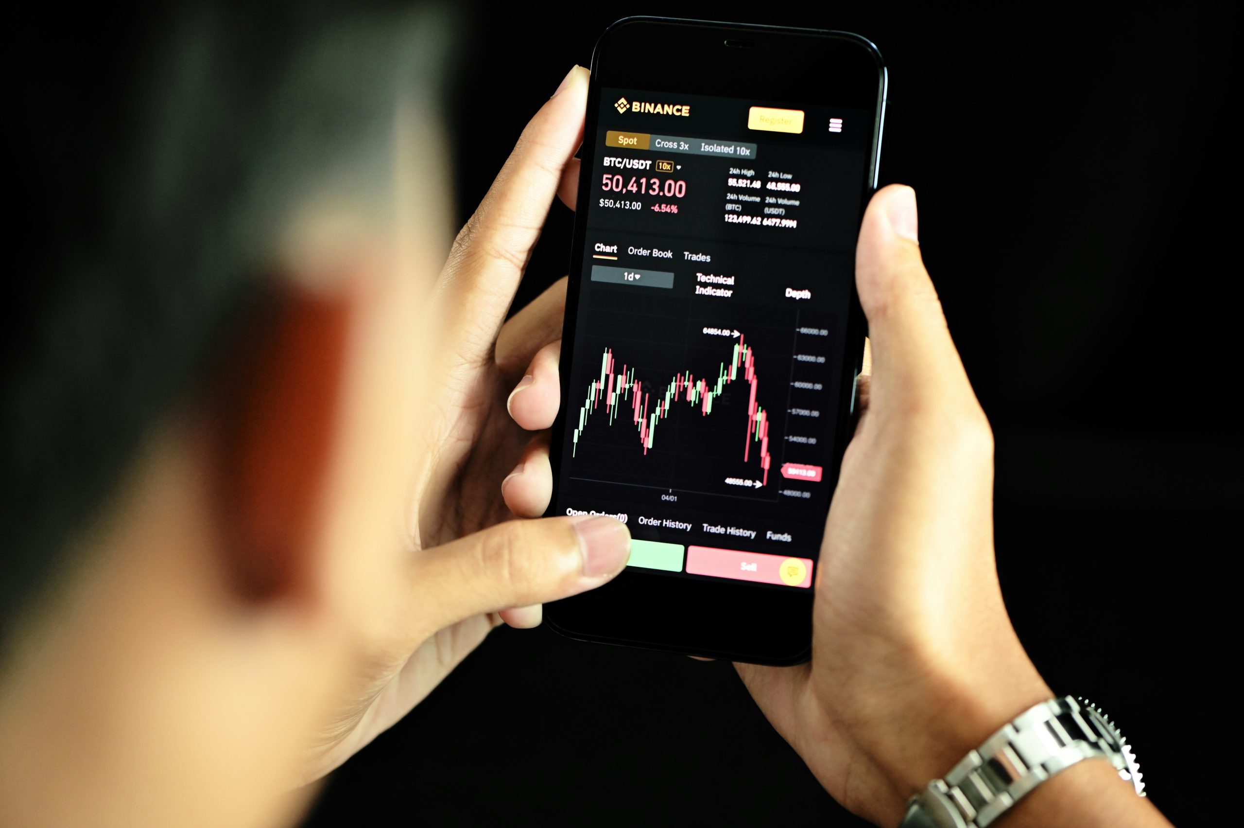 Hybrid Broker Multi-Asset A trading desk with multiple monitors displaying a mix of forex and cryptocurrency charts, illustrating the benefits of hybrid broker multi-asset diversification.