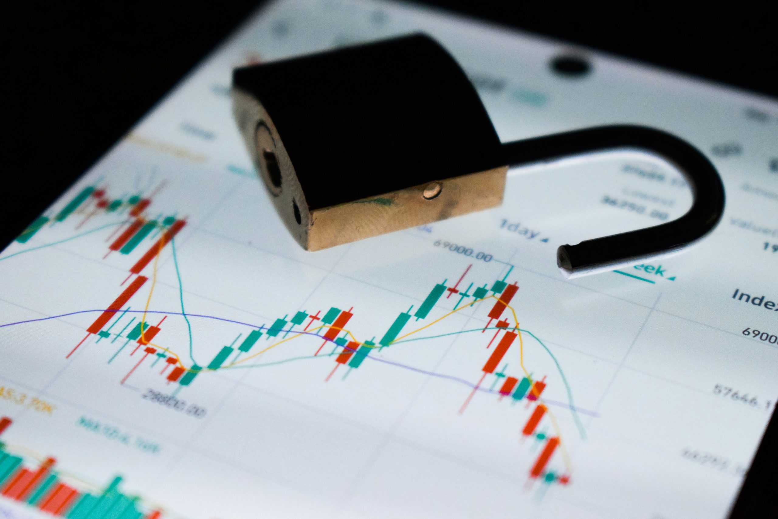 High-Water Mark Explained A line graph on a monitor illustrating a financial recovery beyond a previous high, representing the High-Water Mark principle for performance fee calculation.