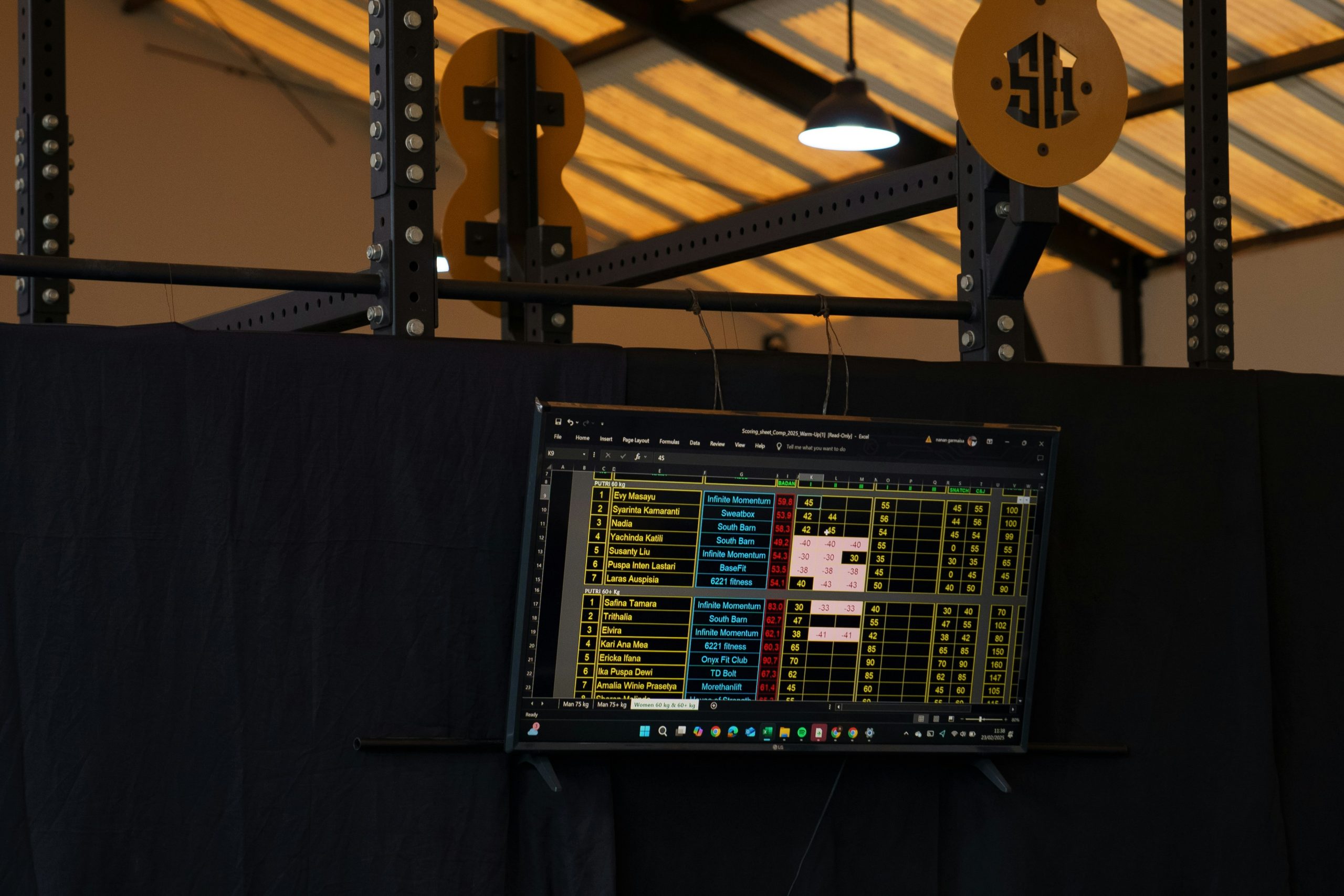 Expert using a cTrader terminal with leaderboards, representing the institutional-grade tools that attract serious investors to social trading platforms.